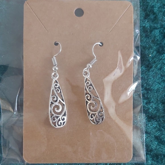 Elegant Silver Filigree Earrings - Picture 1 of 1